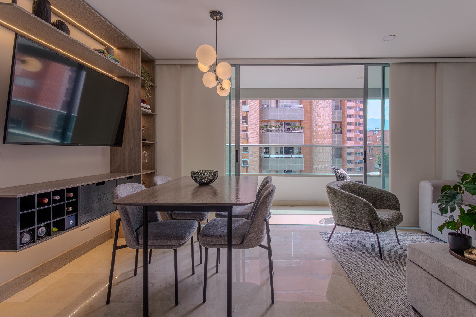 Zona social: comedor y mueble de TV con iluminación integrada