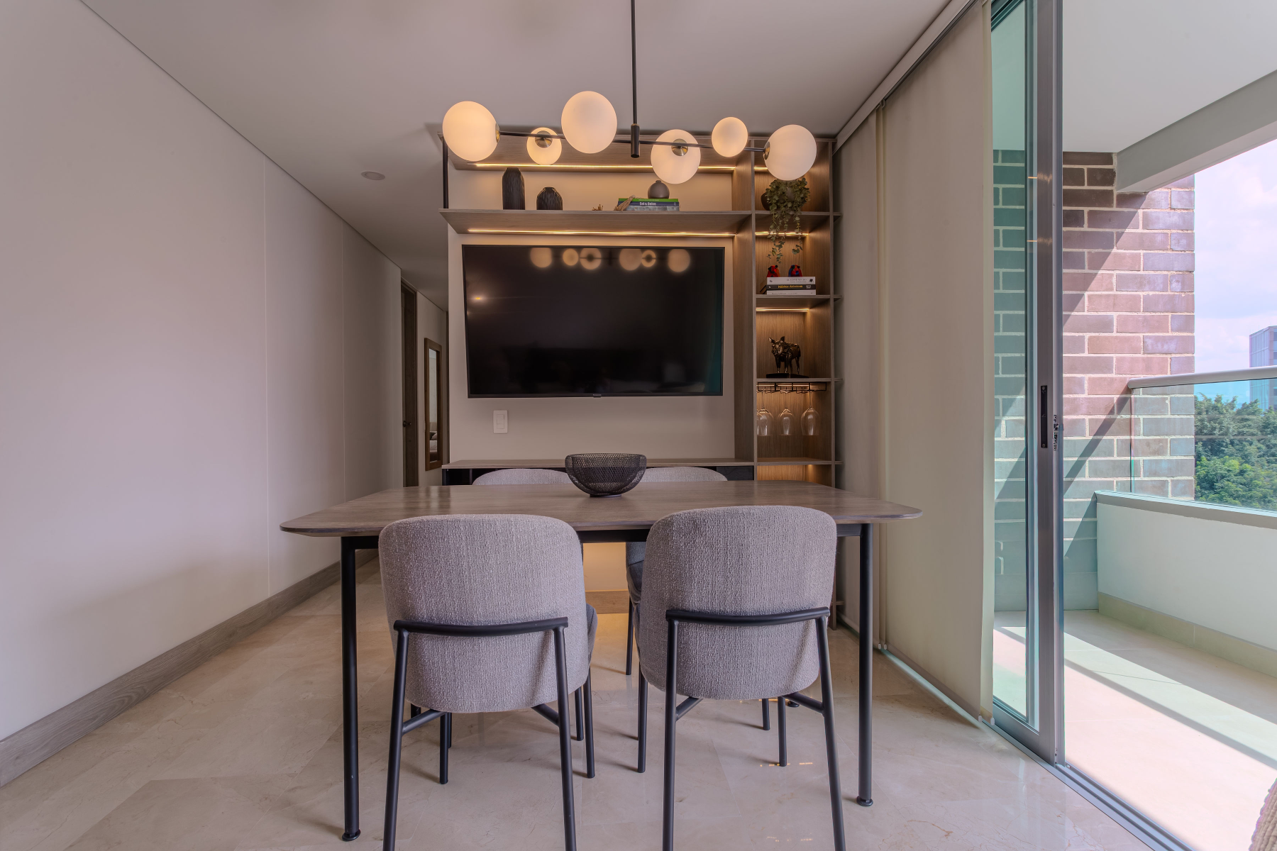 Comedor y zona de TV, con la vista hacia el balcón