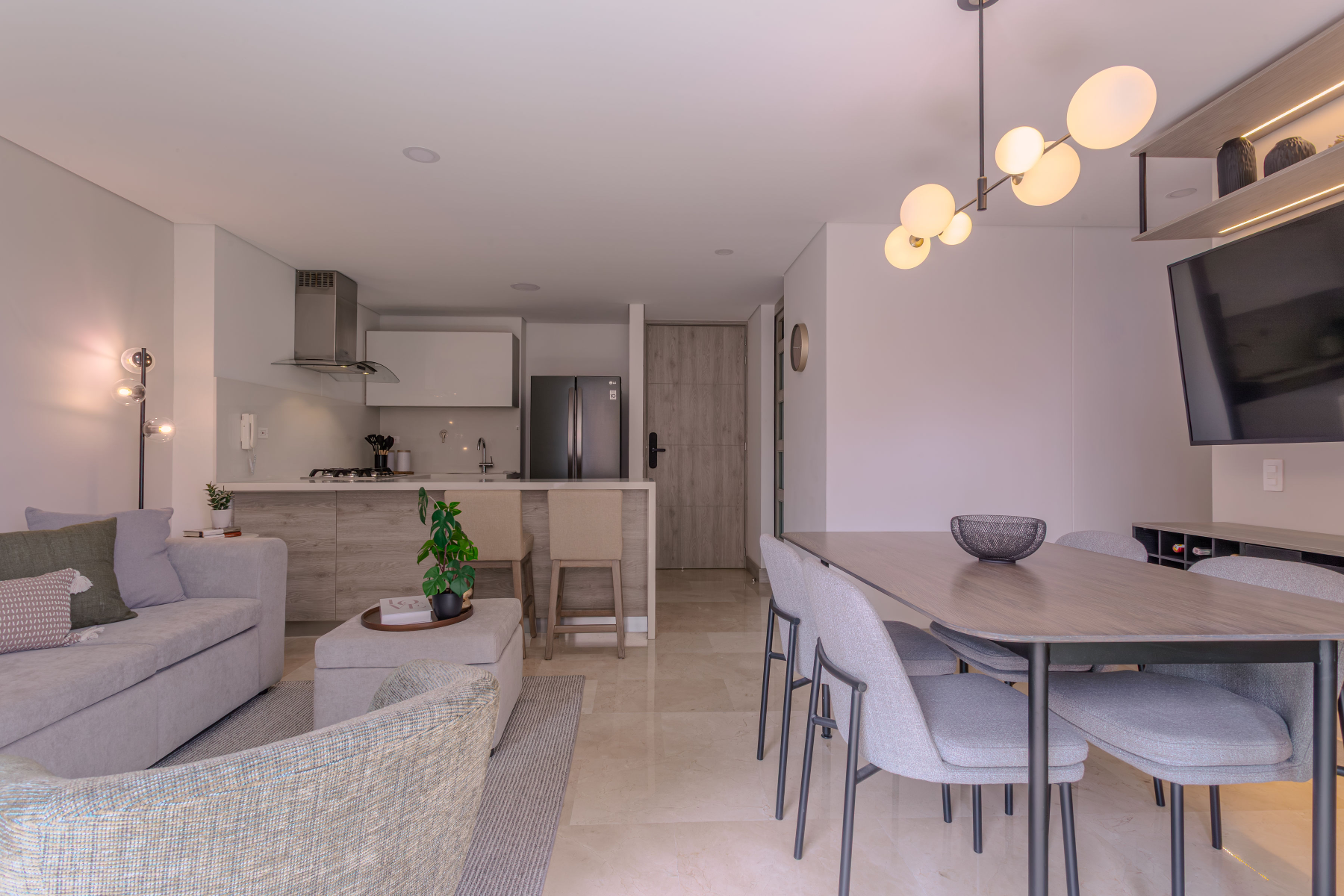 Sala y comedor en enfilada, con la cocina al fondo