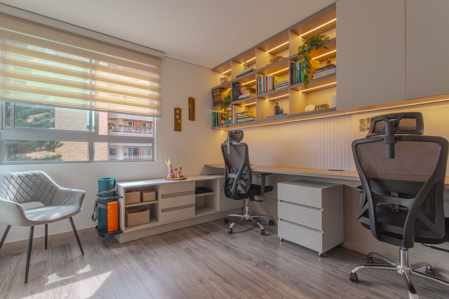 Estudio con doble puesto de trabajo junto a la ventana