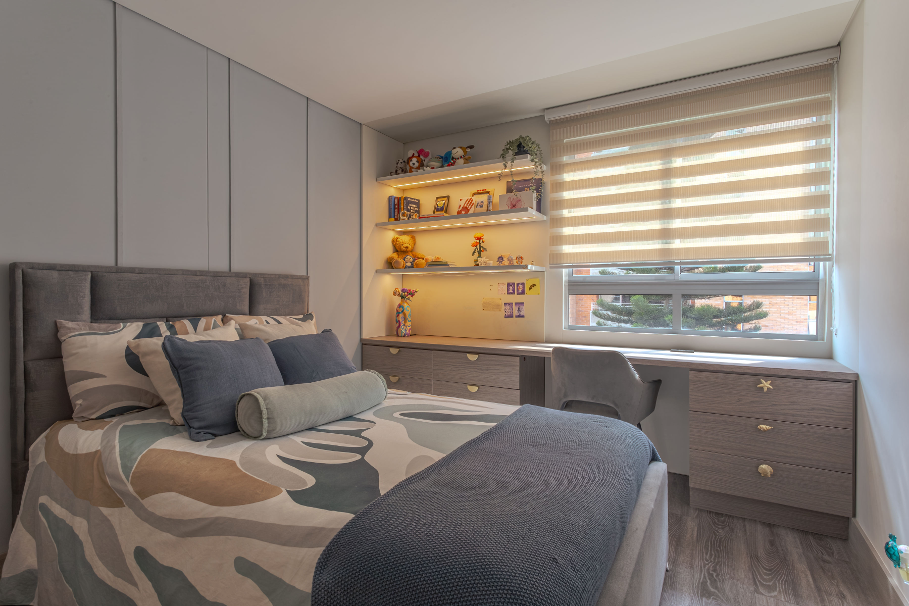 Cuarto de su hija, con zona de estudio propia