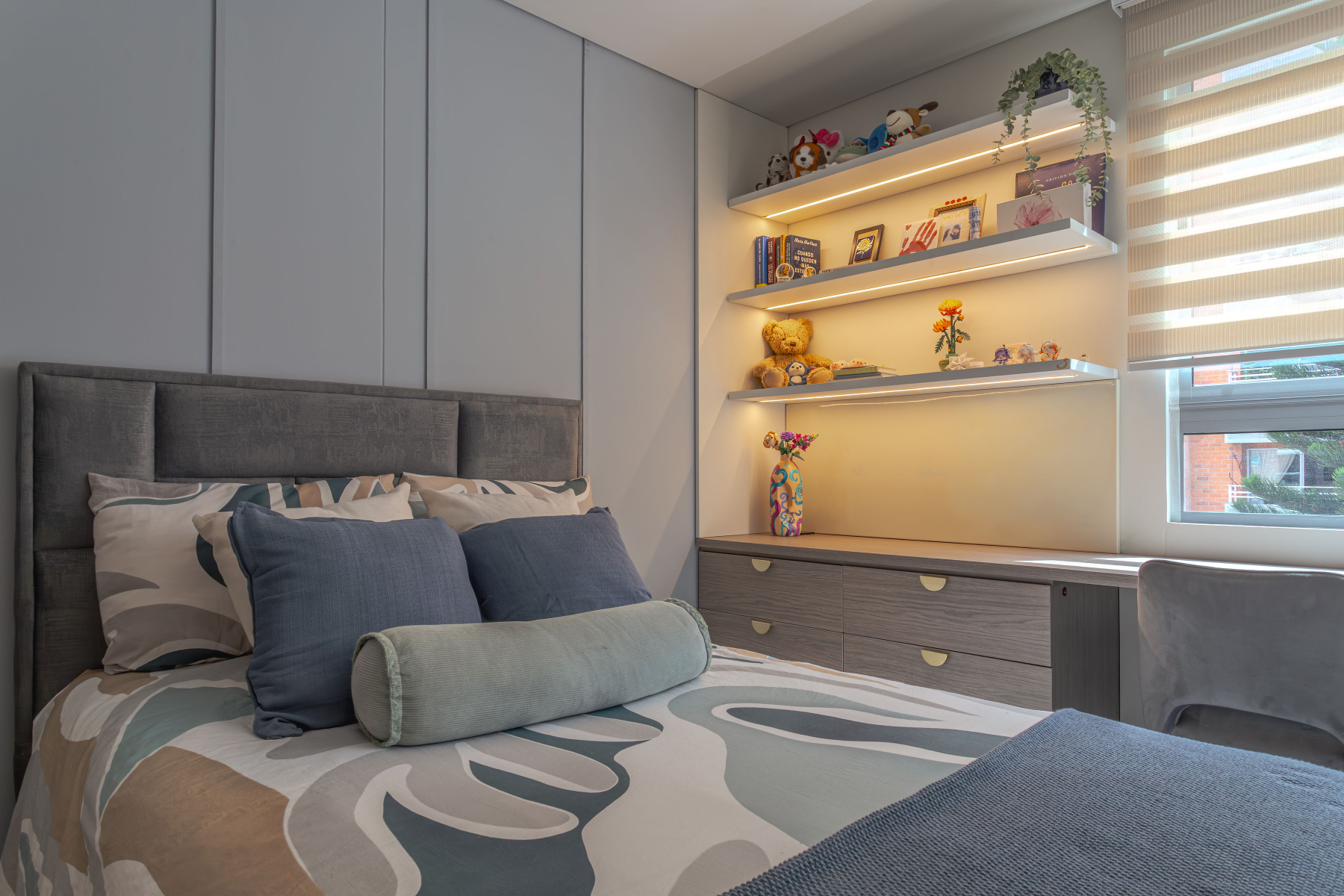 Cuarto de su hija: detalle de la cama y las repisas
